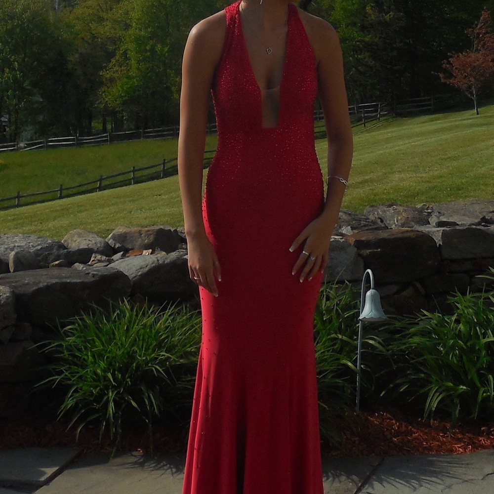 Elegant Red Evening Gown - Picture 3 of 4